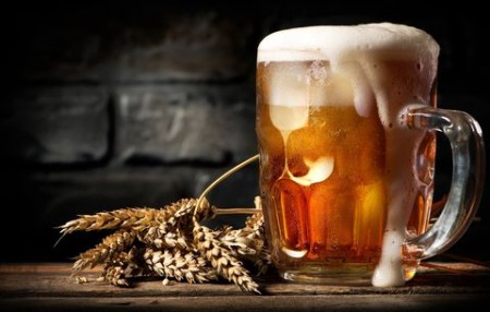 Bière dans un mug glacé
