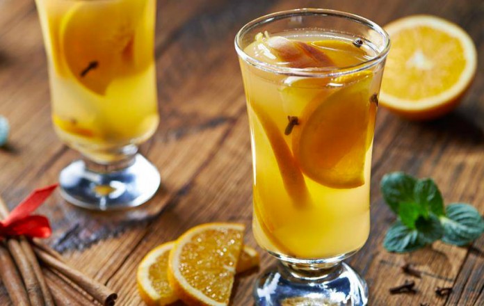 Préparer 2 thés aromatisés aux fruits