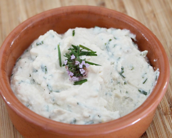 Réaliser un fromage frais maison à l'ail et à la ciboulette avec votre Thermomix